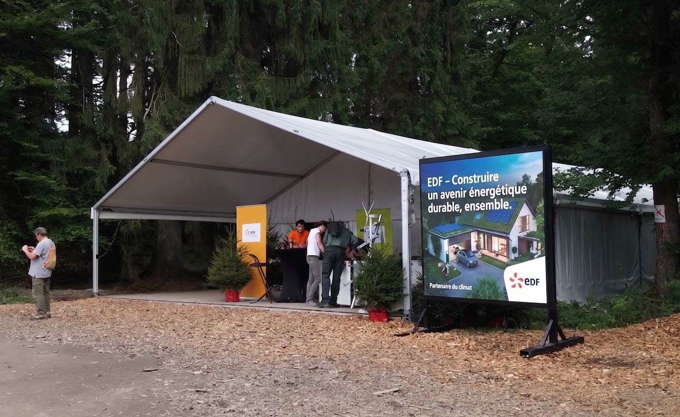 Stand extérieur avec Roll-Up Vidéo LED