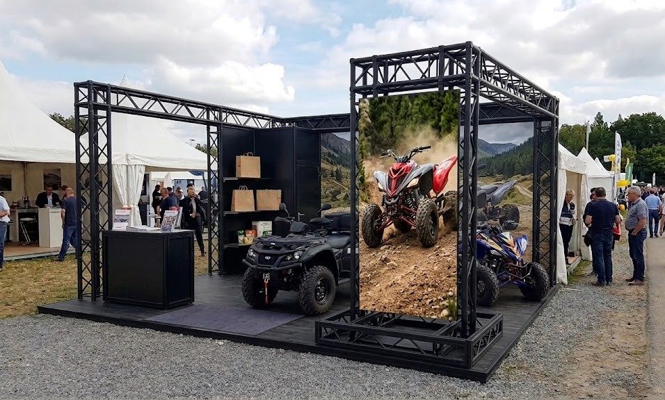 Stand extérieur truss noir avec quads et Roll-Up Vidéo LED