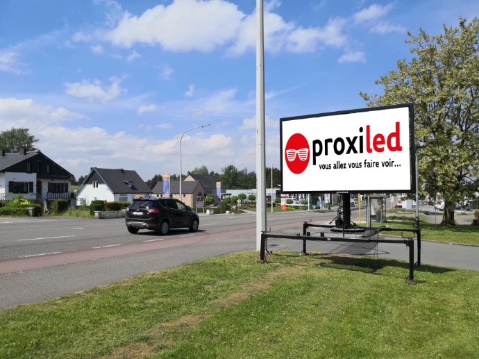 Écran LED géant mobile 7 m² LedMobile7 P3.91 déployé en bord de route