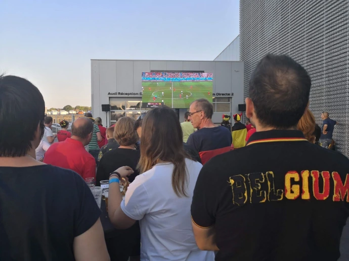 Écran LED géant mobile 7 m² LedMobile7 lors d'un événement sportif en plein air