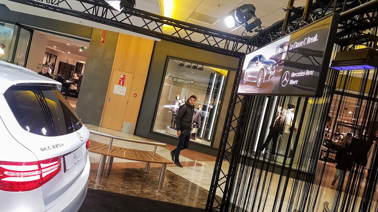 Écran LED en vitrine showroom Mercedes Wavre