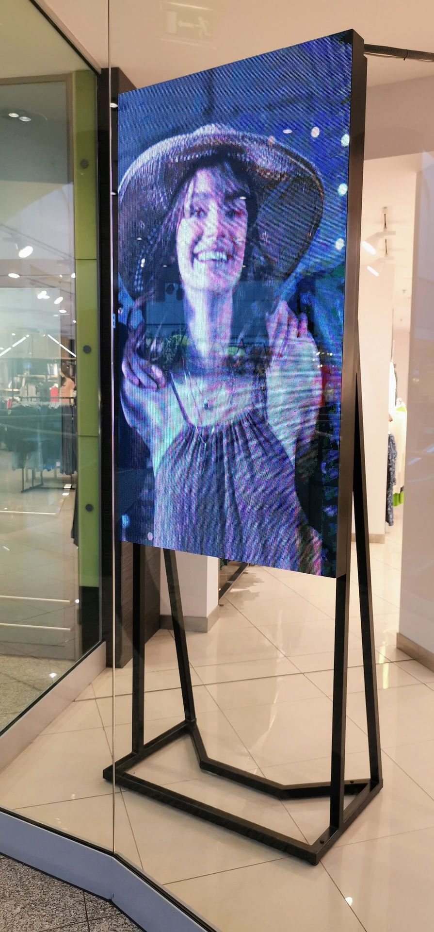 Écran LED en vitrine de boutique de mode