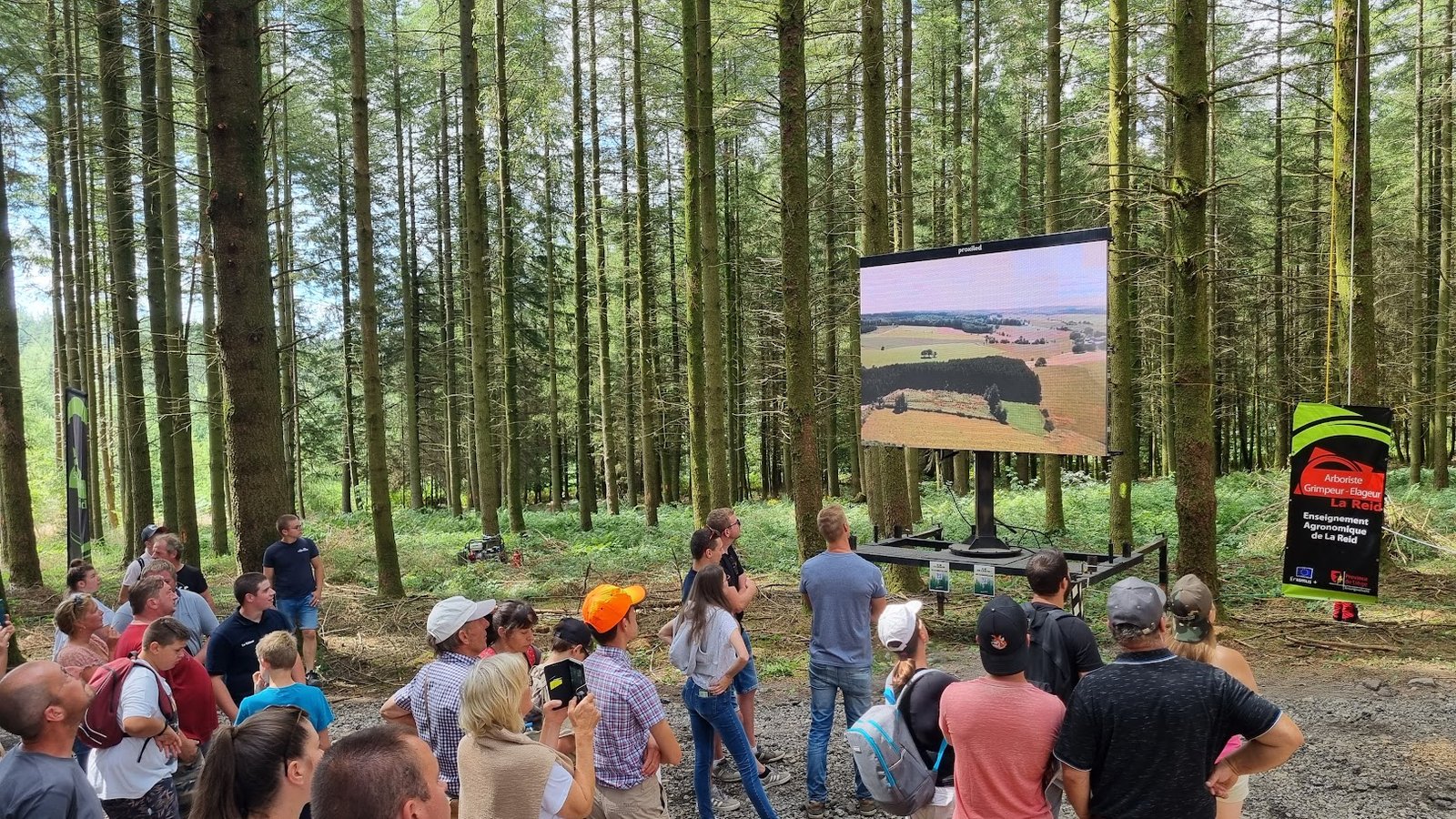 Écran LED mobile devant le public en forêt à Demo Forest Bertrix