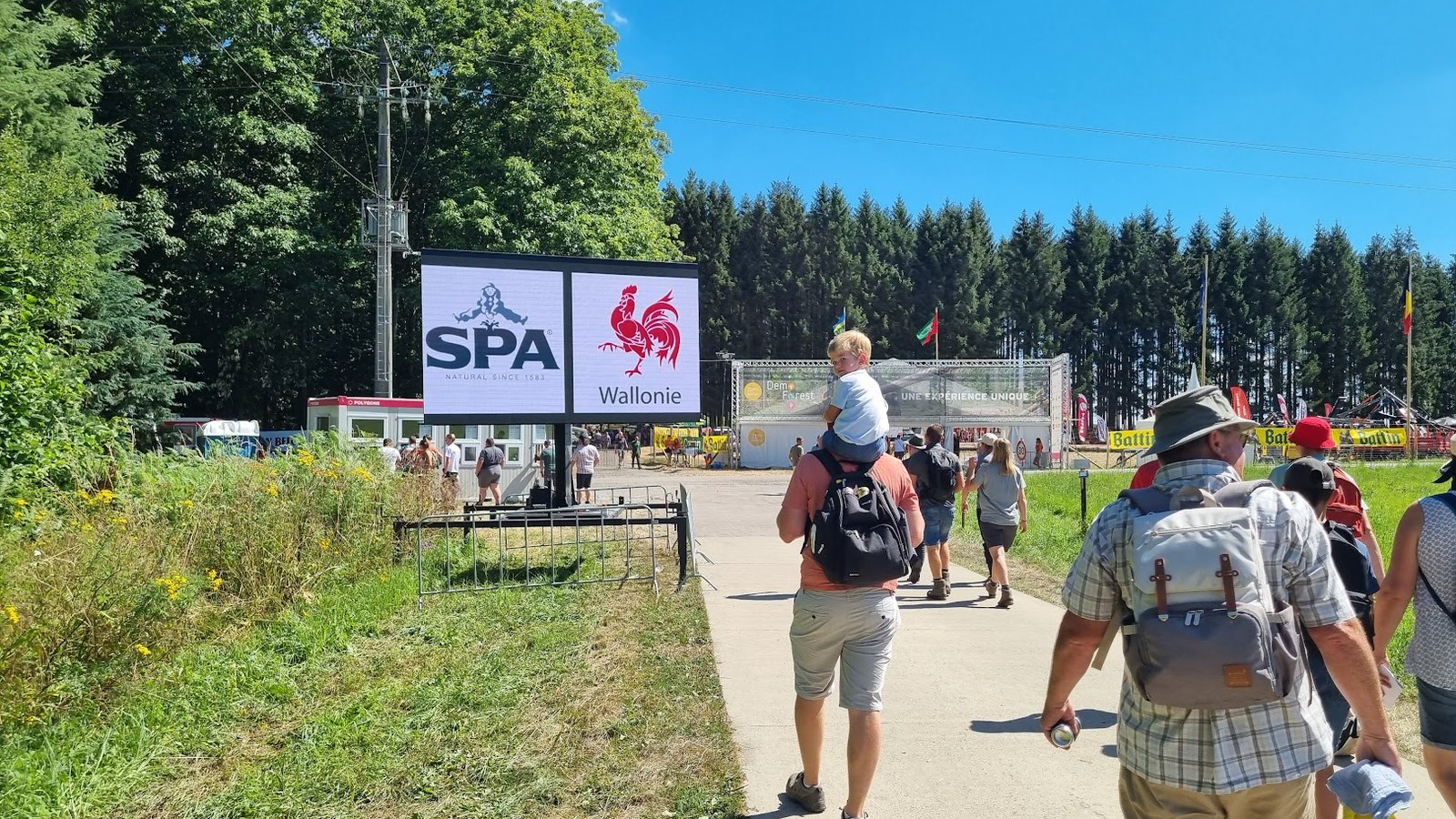 Sponsors affichés sur écran LED à Demo Forest