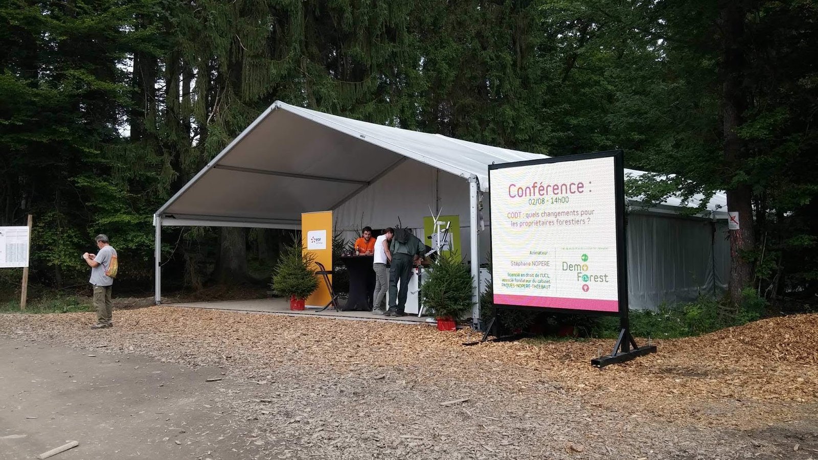 Écran LED 2x2 m à l'entrée de l'espace conférences de Demo Forest