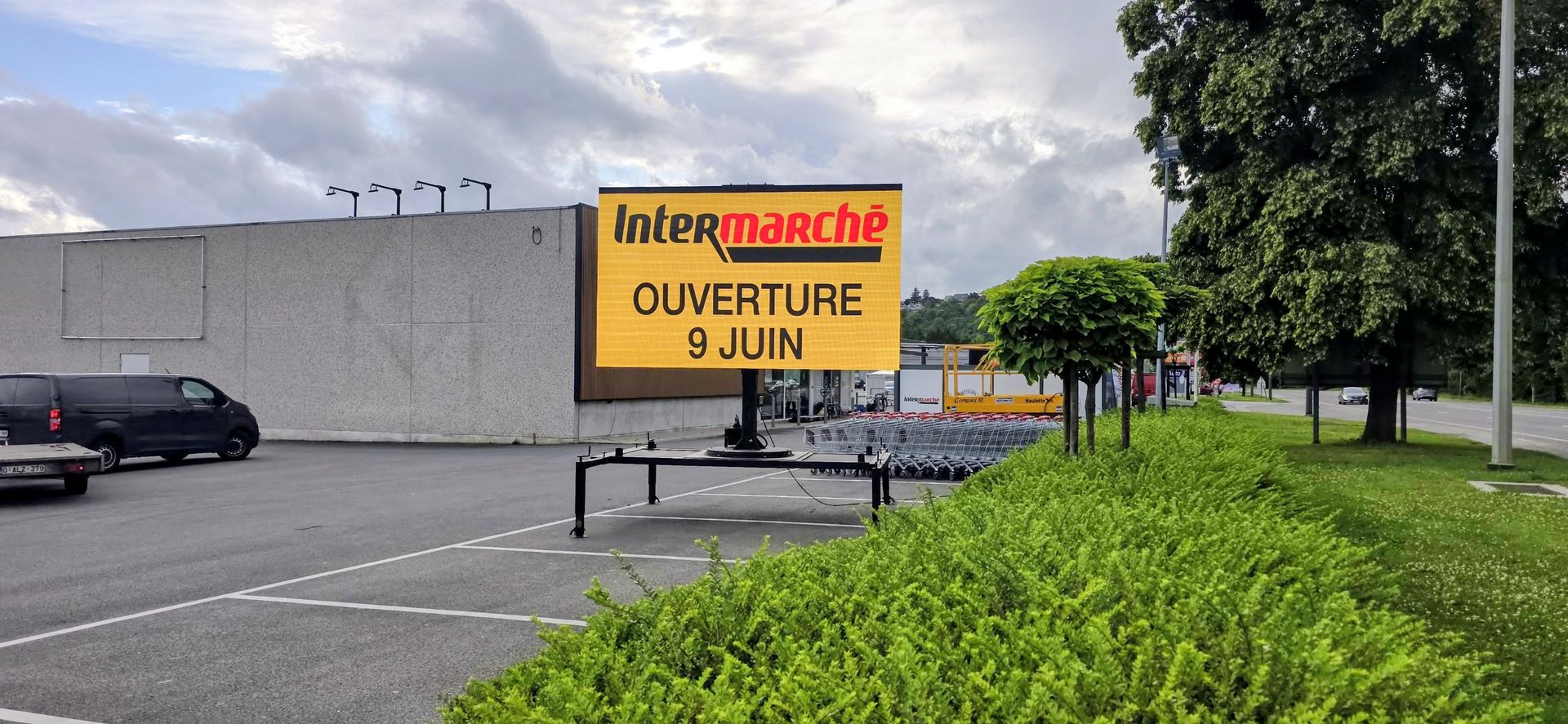 Écran LED géant mobile Proxiled sur le parking de l'Intermarché Tihange annonçant l'ouverture du 9 juin