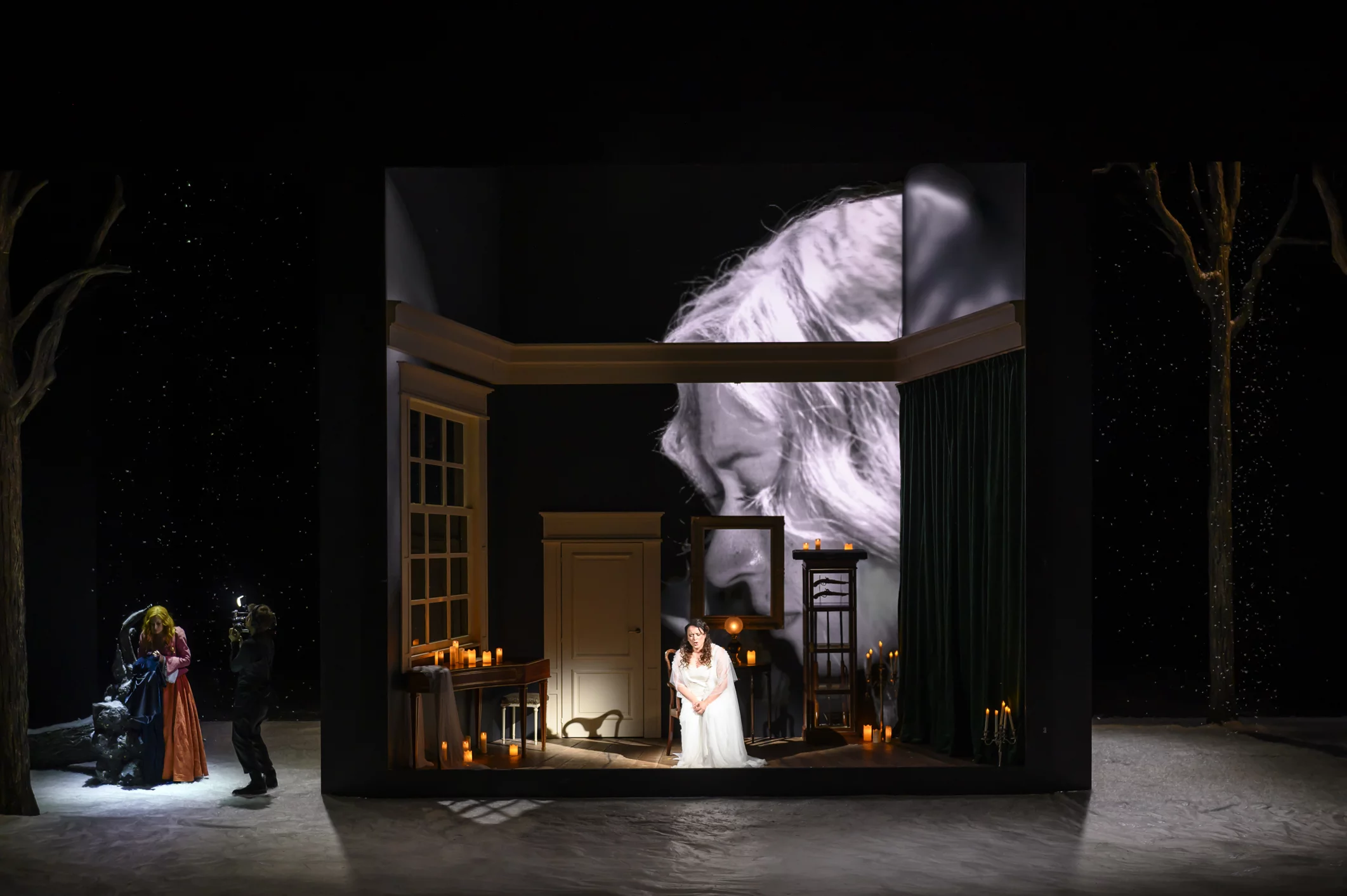 Visage affiché sur les murs LED de la maison du décor de Werther à l'Opéra de Liège