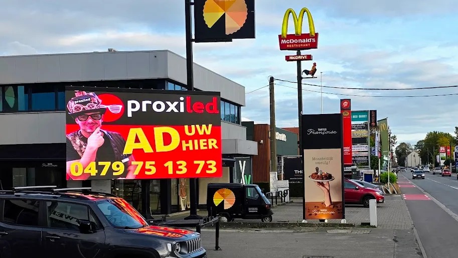 [3090-MERCKXO] Reclamecampagne op een gigantisch LED-scherm in Overijse (Merckx)